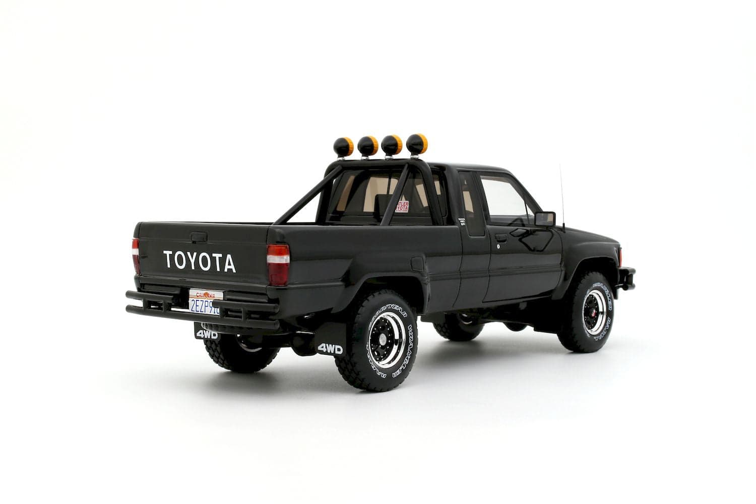 Macheta auto  Toyota Hilux SR5, Glossy Black 202, 19852 1:18 Otto Mobile - 2
