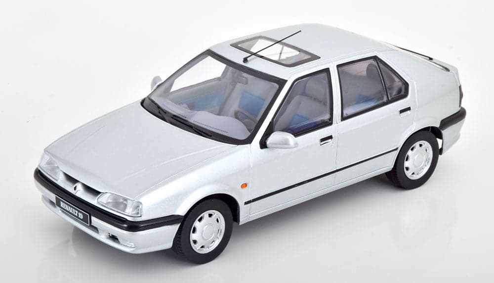 Macheta auto Renault 19 1994 1:18 Triple9