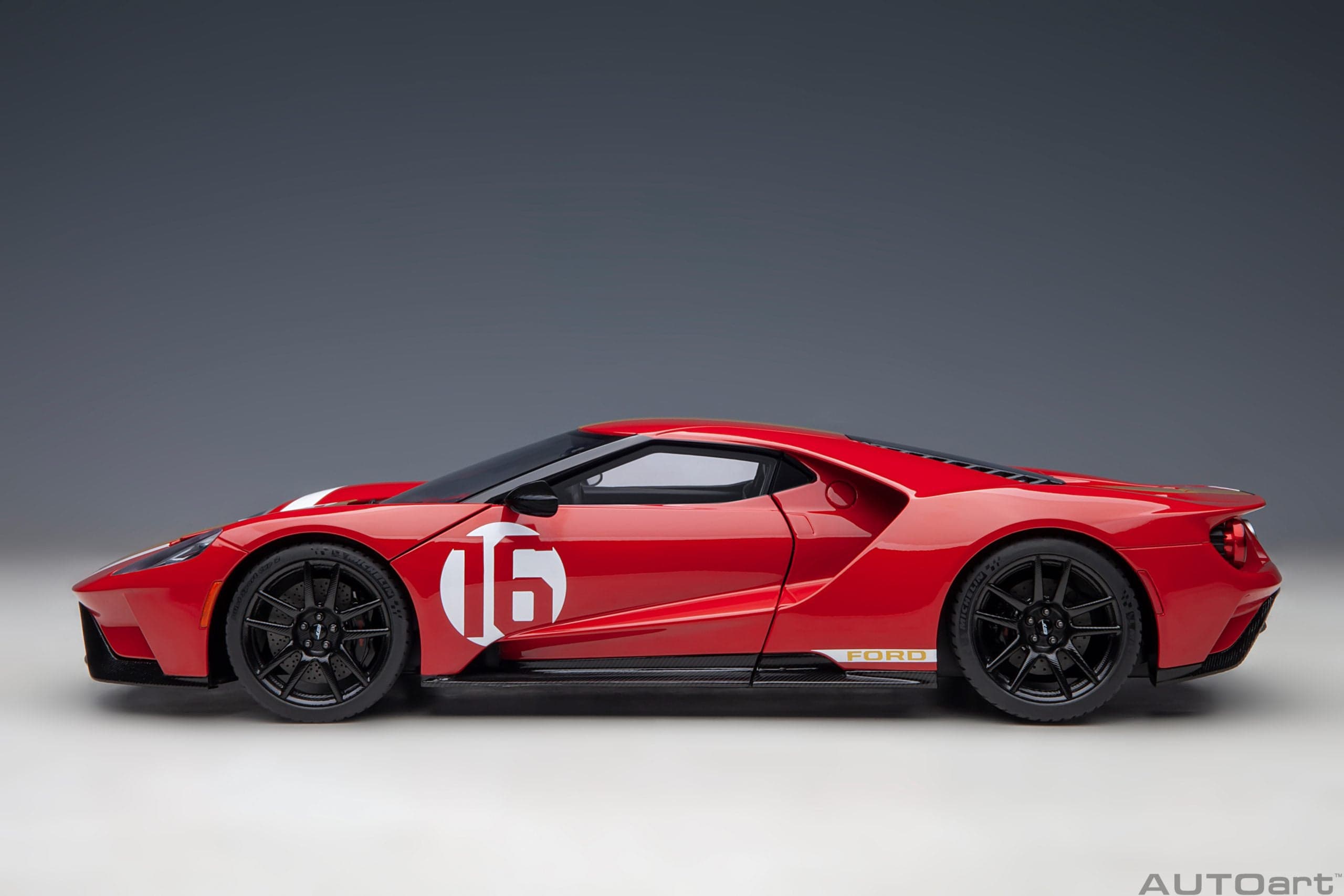 Macheta auto Ford GT 2022 Alan Mann Heritage Edition (Alan Mann Red) (2022) 1:18 AutoArt - 3