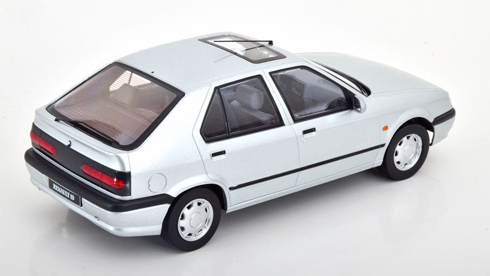 Macheta auto Renault 19 1994 1:18 Triple9 - 2