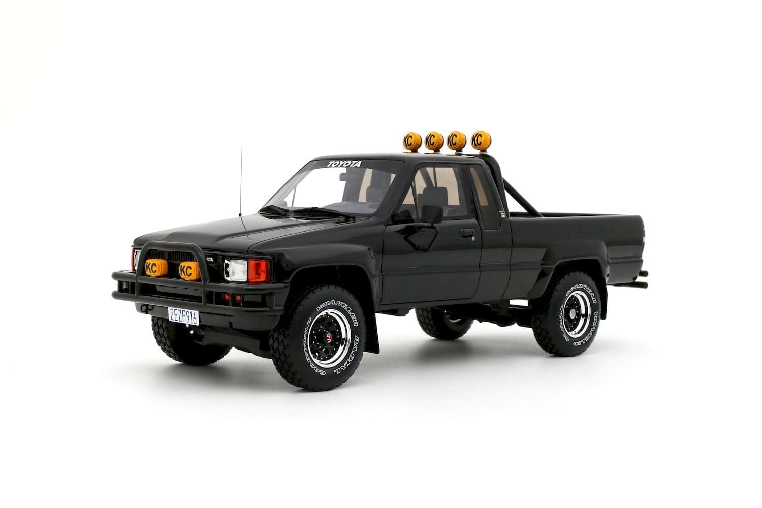 Macheta auto Toyota Hilux SR5, Glossy Black 202, 19852 1:18 Otto Mobile